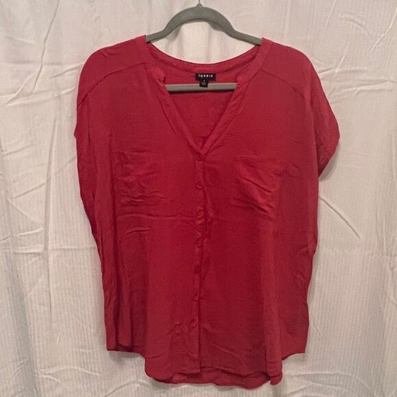 Torrid- Top w/ Fake Button’s Down the Front, Size 1 - Picture 1 of 4